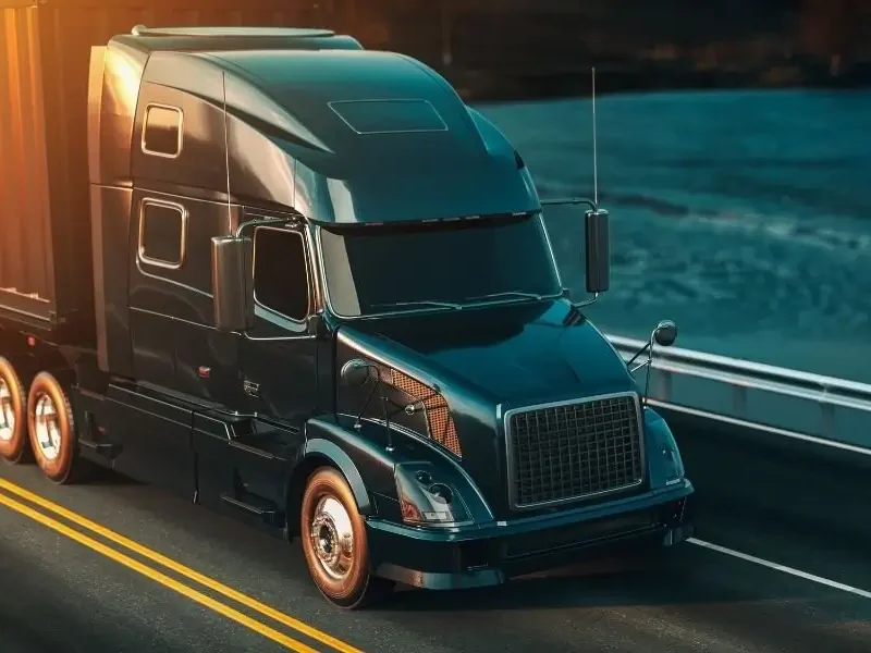 Enclosed-Car-Tailer-Hualer